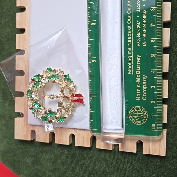 VINTAGE GERRY'S SIGNED GOLD TONE ENAMEL CHRISTMAS WREATH PIN BROOCH - Picture 15 of 16